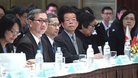 謝長廷出席台日經貿會議（1）第43屆「台日經濟貿易會議」29日在台北舉行，會中主要針對台日經貿議題進行討論與交流。駐日代表謝長廷（前左4）出席會議。中央社記者吳翊寧攝  107年11月29日