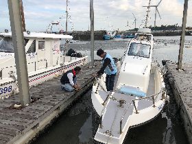 龍鳳漁港內出現大漩渦  漁民加強防固