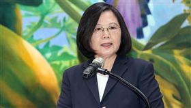 總統：境外資安威脅　政府會雙管齊下防護總統蔡英文（圖）13日在總統府接見2018DEF CON CTF駭客大賽世界盃我國參賽隊伍時表示，台灣關鍵基礎設施或資訊防護機制，每分每秒都有來自境外的資安攻擊跟威脅；政府會雙管齊下，投入更多資源，落實關鍵基礎設施防護，持續培養資安人才。中央社記者鄭傑文攝　107年11月13日