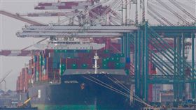 3月製造業轉亮黃藍燈（1）台灣經濟研究院4日公布107年3月製造業景氣概況，3月景氣信號分數較2月增加2.14分，整體製造業景氣燈號由2月的藍燈轉為低迷的黃藍燈。中央社記者董俊志攝　107年5月4日