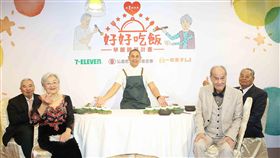 名廚江振誠現身7-ELEVEN門市獻溫暖料理 籲關注長輩餐食問題國際名廚江振誠（中）28日現身7-ELEVEN道生門市，為4位平均年齡超過80歲的長輩獻上「好好吃飯 快樂料理」，呼籲大家響應7-ELEVEN、一粒麥子社福基金會、弘道老人福利基金會共同攜手推行的「好好吃飯、化解獨食憂鬱」活動，鼓勵弱勢長輩一起吃飯不再憂鬱。（統一超商提供）中央社記者蘇梨若傳真　107年11月28日