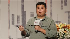 卓越新聞獎　紀錄片導演李惠仁獲貢獻獎第17屆卓越新聞獎頒獎典禮28日下午在台北舉行，獨立紀錄片導演李惠仁獲頒新聞志業特殊貢獻獎。中央社記者張皓安攝　107年11月28日