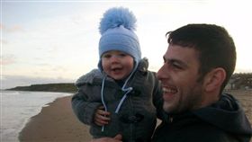 男童寫信給亡父，卻意外收到郵差送來的回信。（圖／翻攝自臉書）