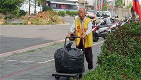 樂當志工  台南抗戰老兵宋廷風退而不休推著推車跟在清潔人員後面收垃圾的宋廷風，幾乎看不出他已高齡91歲。台南市政府今年遴選長青環保志工，從2萬6000多名志工和義工中，選中了宋廷風。他說，他身體健康，當環保志工很快樂。（台南市政府提供）中央社記者張榮祥台南傳真  107年11月29日