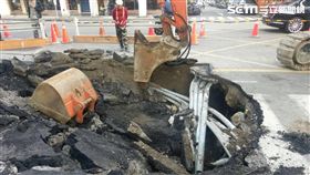 台北市吉林路與新生北路3巷路口，今天再度傳出路面塌陷事件，顯然路基掏空嚴重（翻攝畫面）