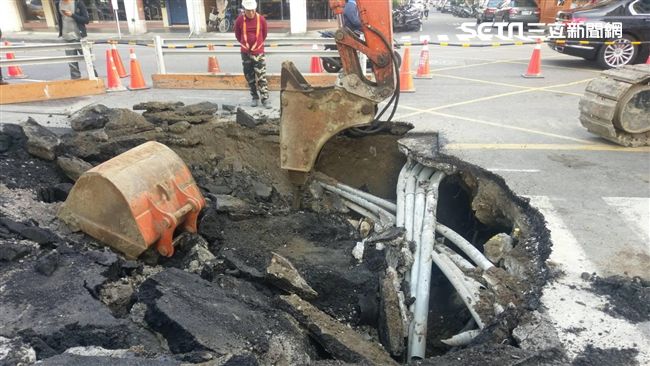 北市貨車昨遭吞沒　今路面再裂開塌陷