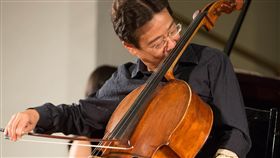 大提琴家張正傑車禍手骨折  以鼻按弦演出大提琴家張正傑（圖）7月在維也納騎單車發生車禍，左手骨折，經過4個多月復健，左手中指、無名指依舊腫脹，他決定嘗試改用鼻子按弦，再度站上舞台演出「左手受傷紀念曲」。（國立台灣海洋大學提供）中央社記者王朝鈺傳真  107年11月28日