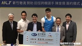 仰德集團董事長許育瑞（左2）贊助陳奎儒（右3）。（圖／記者劉忠杰攝影）