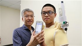 興大研發背負式點滴架　獲國家新創獎肯定中興大學電機系特聘教授溫志煜（左）與台中榮民總醫院合作，設計出一款便於活動的背負式點滴架，還可監測點滴使用情況，獲國家新創獎肯定。（中興大學提供）中央社記者趙麗妍攝　107年11月29日