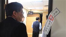 丁守中聲請重新計票法官選委會查封選票（1）　　國民黨台北市長候選人丁守中聲請查封票匭重新計票案，台北地院法官及雙方律師29日下午到台北市選委會查封選票。　　中央社記者孫仲達攝  107年11月29日