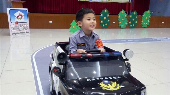幼童換警制服開警巡車！聽故事離危害