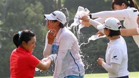 黃靖延長賽勝出，接受其他球員潑水慶賀。（圖／TLPGA提供）