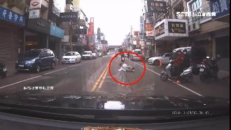 車還沒來先摔！路人碰瓷破功狼狽離開