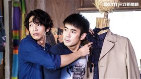 劉以豪教劉子千打領帶被陳庭妮撞見。（圖／歐銻銻娛樂提供）