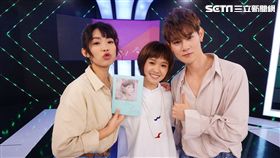 嚴正嵐(中)赴《完全娛樂》宣傳首張個人專輯，和主持人宇宙(左)夏和熙(右)分享心情。