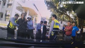 范姓男子前往校園等候女大生，老師上前詢問來意，范男竟拿出美工刀揮舞，警方趕抵現場將他逮捕，訊後依恐嚇罪送辦（翻攝畫面）