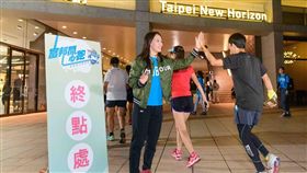 郭婞淳為跑者加油，將大眾給她的支持化作正向力量、回饋群眾。（圖／富邦提供）
