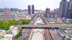 鐵道變綠廊　高雄4座陸橋年底拆除高雄鐵路地下化14日起正式營運，自立陸橋、大順陸橋、青海陸橋、青年鋼便橋預計年底完成拆除，讓車流恢復平面行駛，原來的鐵道將以水綠廊的新貌呈現。（高雄市政府提供）中央社記者王淑芬傳真　107年10月14日