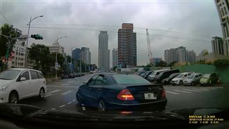 三寶鬼切嚇人　遭按喇叭還惱羞欲攔車