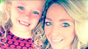 尊重很難嗎？美國西南航空公司（Southwest Airlines）遭踢爆，一名地勤人員涉嫌嘲笑名為「Abcde」的５歲女童，甚至將登機證拍下上傳至臉書，事件爆發後該航空公司才緊急發布道歉聲明，卻拒絕透露將如何處置該名員工。（圖／翻攝自@notComey推特）