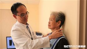 家庭醫學科主治醫師陳建志說，民眾可以透過靠牆站立自我測試是否有骨鬆，如果後頸和牆的距離大於3公分，恐有骨鬆風險。（圖非新聞當事人／亞大醫院提供）