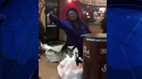 要不到免費飲料森77！女子咆哮要求退費　拿餐盤爆打店員（圖／翻攝自NBC News）