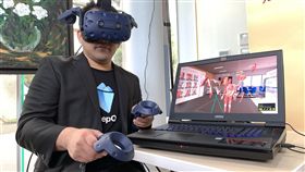 解剖學升級　用VR虛實整合宏達電（HTC）29日宣布旗下健康醫療事業部DeepQ團隊攜手台北醫學大學，成立全球首間虛擬實境（VR）解剖學教室，戴著VR頭盔VIVE Pro可以從不同視角觀看過去2D較難理解的3D空間結構及部位。中央社記者吳家豪攝　107年11月29日