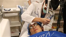 花蓮門諾引進新儀器　專案助青少年除刺青花蓮門諾醫院成立醫美中心，引進「4D皮秒雷射」，除了黑斑雷射，也可淡化刺青，並特別推出專案方式幫助由社福機構轉介、想去除刺青的青少年。中央社記者李先鳳攝　107年11月29日