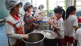 花蓮國中小學免費午餐　11月吃在地有機米花蓮縣政府自2010年起實施公立國中小學免費午餐政策，其中每週有一天吃有機蔬菜，並將自11月起，連續一個月讓學校師生在營養午餐中體驗試吃花蓮在地有機米。中央社記者李先鳳攝　107年10月31日
