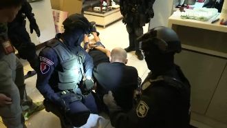 男誤入詐騙集團　裝病就醫遞紙條求援