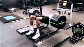 ▲字母哥在社群軟體秀臀推260公斤。（圖／翻攝自推特）