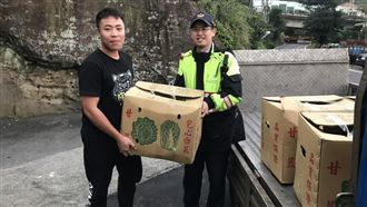 菜價狂跌！警民眾相挺買70箱高麗菜