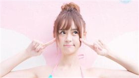 短今一直覺得自己很像跟工作談戀愛，決定兩者結合為一推出寫真。（圖／多利安提供）