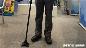 奇美醫院「多功能行動輔具手杖」，其手杖握把是依據個人使用手杖的習慣、手握的角度客製化而成。（圖／記者楊晴雯攝）