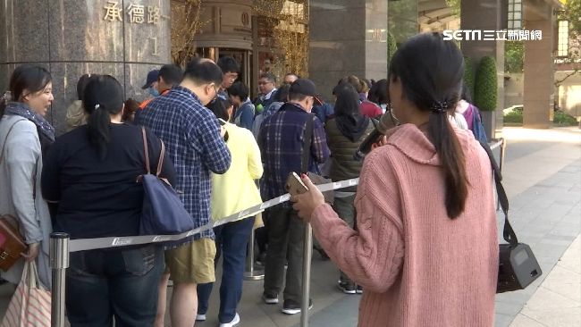 凌晨就卡位！百人搶9元下午茶吃到飽