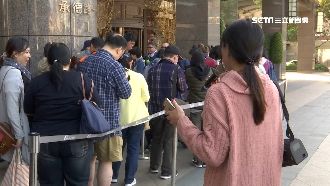 凌晨就卡位！百人搶9元下午茶吃到飽