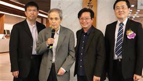東華大學楊牧文學研究中心揭牌（2）國立東華大學「楊牧文學研究中心」30日揭牌成立，首位主任為華文文學系教授須文蔚（左）。上午楊牧（左2）、東華大學校長趙涵捷（右）、華文文學系主任許又方（右2）出席揭牌儀式。中央社記者李先鳳攝　107年11月30日