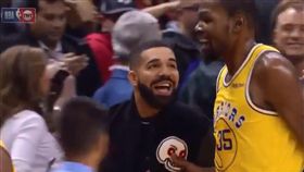 暴龍大使德瑞克　慘被杜蘭特…掐奶頭
NBA,金州勇士,Kevin Durant,多倫多暴龍,Drake,奶頭
翻攝自推特