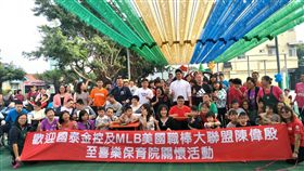 ▲陳偉殷在彰化喜樂保育院與大小孩子親切互動。（圖／記者林辰彥攝影）