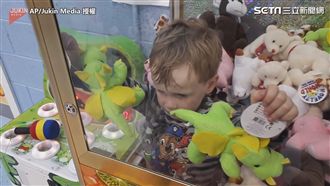 可愛萌娃化身夾子　真人版娃娃機現身