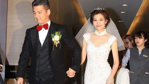 賈靜雯激吻修杰楷！前夫低調「做人」