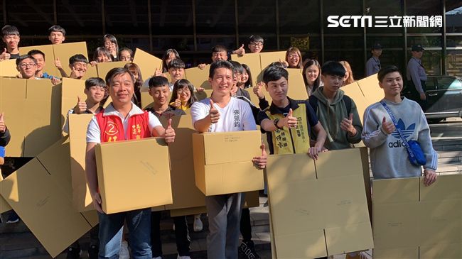 參觀法院　學生喜拿丁丁連任市民紙箱
