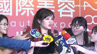 韓冰半夜逛六合夜市　耳戴戰利品吸睛