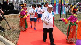 中華奧會會長林鴻道（前）率隊參加升旗典禮。（圖／中華奧會提供）