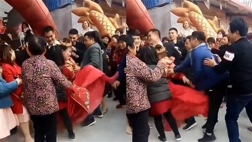 豬哥狂抓奶扯衣 伴娘三角洲走光全都露!新娘踹gg反擊圖翻攝自微博