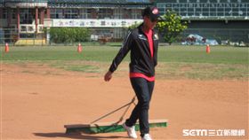 ▲中信兄弟選手楊志龍關懷盃整理場地。（圖／記者蕭保祥攝影）