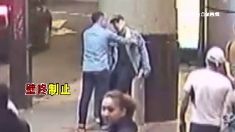醉男踹垃圾桶險襲警！友出手壁咚制止