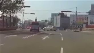 救護車險撞轎車　網友一面倒譙救護車