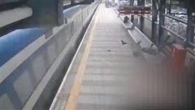 以色列,乘客火車站跳軌自殺（圖／翻攝自Israel National News）