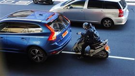 練鐵頭功？他頭撞「瑞典戰車」　網：求安全帽牌子（圖／翻攝自爆廢公社）